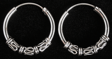19 mm. Mönstrad öronring i Äkta silver.