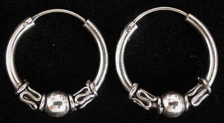 18.5 mm. Mönstrad öronring i Äkta silver.