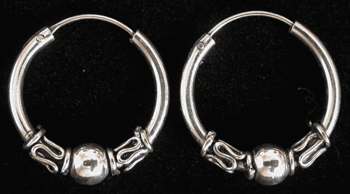 18.5 mm. Mönstrad öronring i Äkta silver.