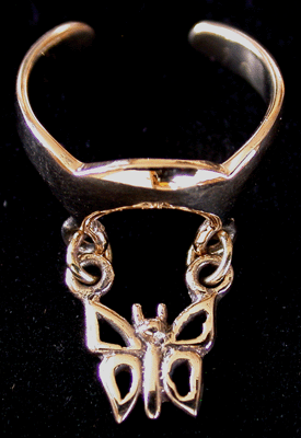 Bronsring med fjäril.