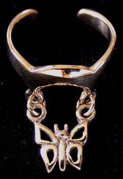Bronsring med fjäril.