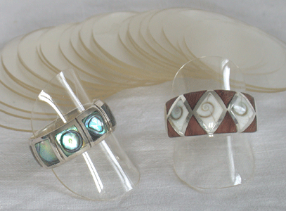 Ringdisplay i genomskinlig plast.