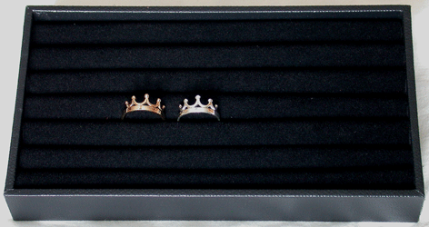 DXSML Ringdisplay i svart sammet.