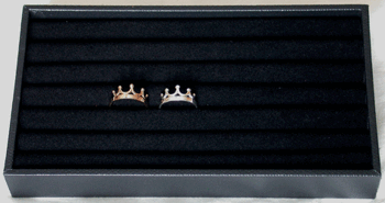 DXSML Ringdisplay i svart sammet.