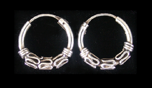 12 mm. Mönstrad öronring i Äkta silver.