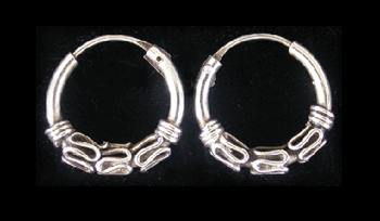 12 mm. Mönstrad öronring i Äkta silver.