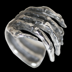 Öronclips med dödskalle hand.