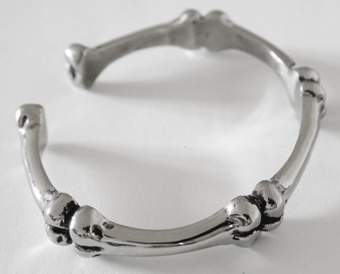 Armband med benknotor i stål.