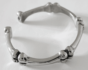 Armband med benknotor i stål.