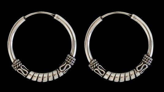 25 mm. Mönstrad öronring i Äkta silver.