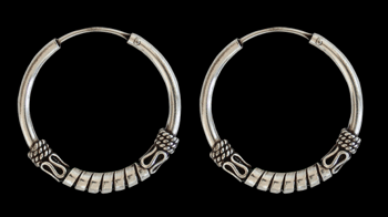 25 mm. Mönstrad öronring i Äkta silver.