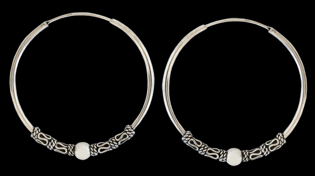 50 mm. Mönstrad öronring i Äkta silver.