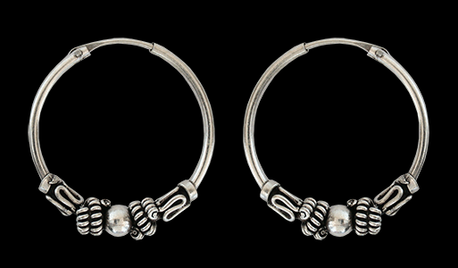 25 mm. Mönstrad öronring i Äkta silver.