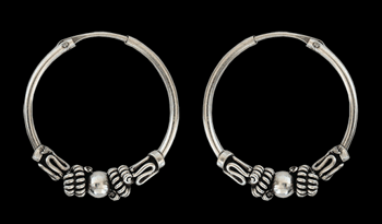 25 mm. Mönstrad öronring i Äkta silver.