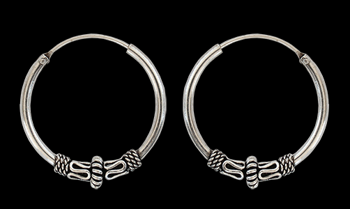 30 mm. Mönstrad öronring i Äkta silver.