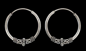 30 mm. Mönstrad öronring i Äkta silver.