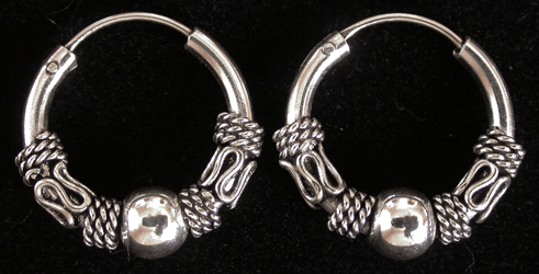 19 mm. Mönstrad öronring i Äkta silver.