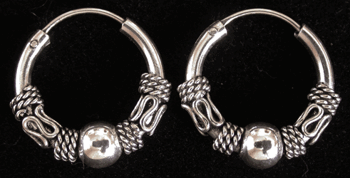 19 mm. Mönstrad öronring i Äkta silver.