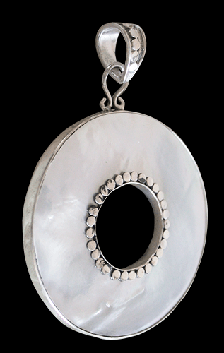 Pärlemor halsband.