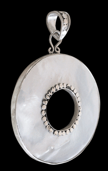 Pärlemor halsband.