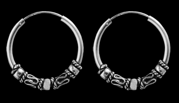 21 mm. Mönstrad öronring i Äkta silver.