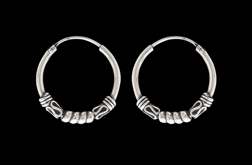 16 mm. Mönstrad öronring i Äkta silver.