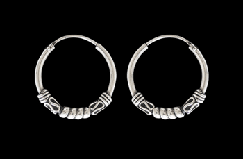 16 mm. Mönstrad öronring i Äkta silver.