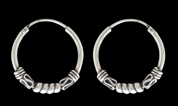 25 mm. Mönstrad öronring i Äkta silver.