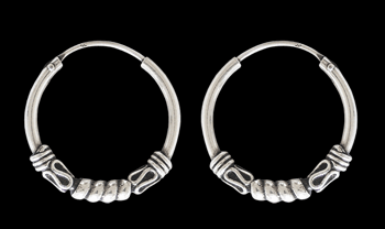 25 mm. Mönstrad öronring i Äkta silver.