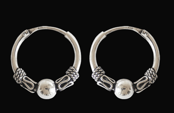 14 mm. Mönstrad öronring i Äkta silver.