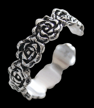 Tåring silver roses.