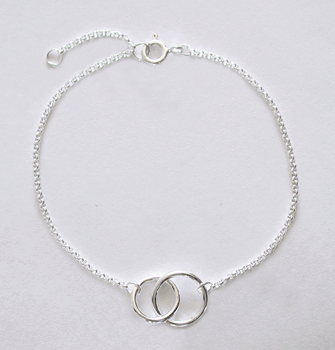 Armband i Äkta silver med tre ringar.