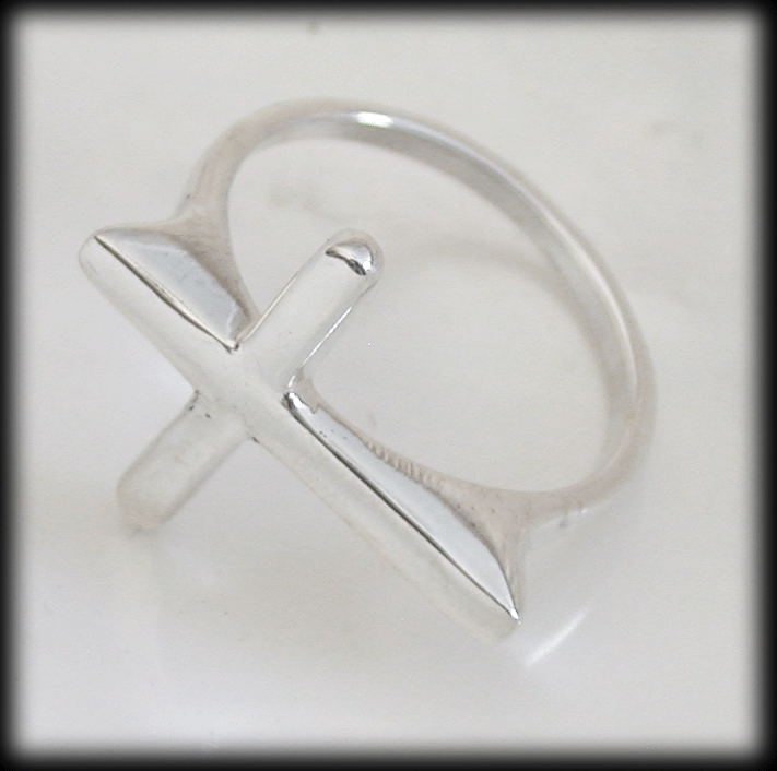 Urläcker kors ring i Äkta silver. - 2