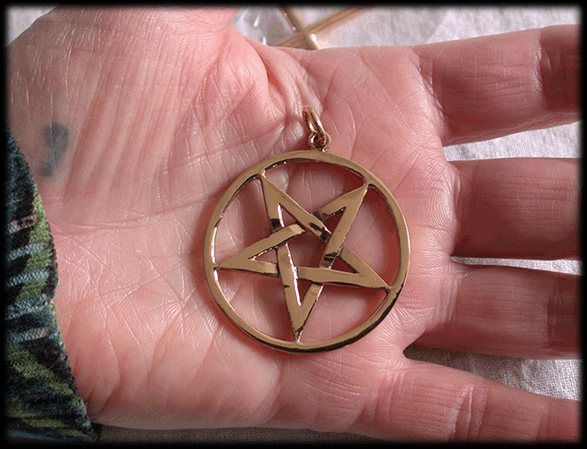38 mm. Pentagram hänge i brons. - 2