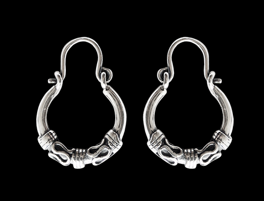 13.5 mm. Mönstrad öronring i Äkta silver.