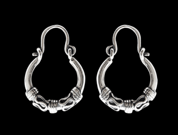 13.5 mm. Mönstrad öronring i Äkta silver.