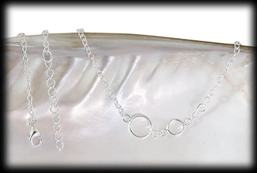 Silver halsband för henne.