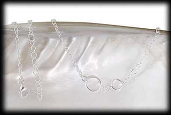 Silver halsband för henne.
