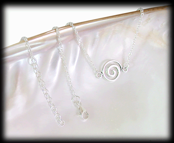 Silver halsband med spiral. - 2
