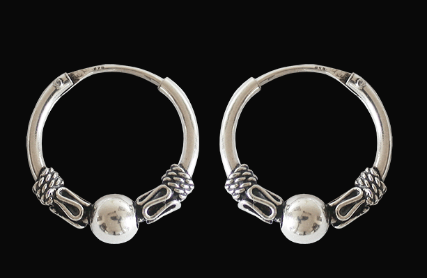 16 mm. Mönstrad öronring i Äkta silver.