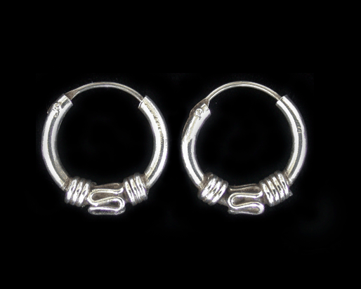 12 mm. Mönstrad öronring i Äkta silver.