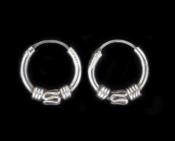 12 mm. Mönstrad öronring i Äkta silver.