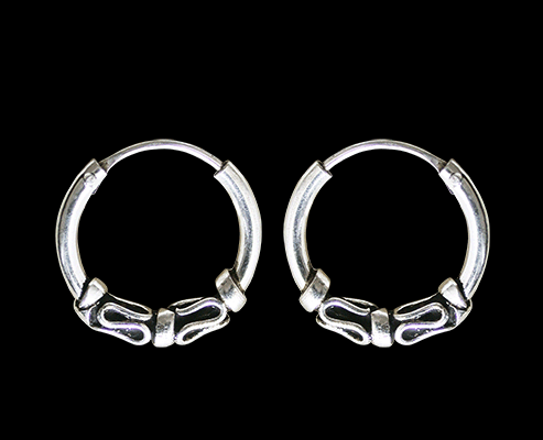 14 mm. Mönstrad öronring i Äkta silver.