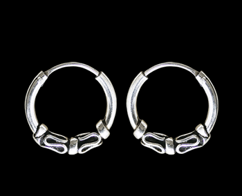 14 mm. Mönstrad öronring i Äkta silver.