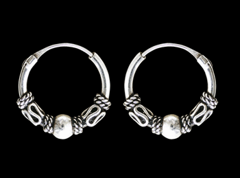 14 mm. Mönstrad öronring i Äkta silver.
