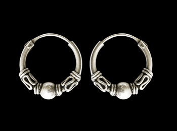 14 mm. Mönstrad öronring i Äkta silver.