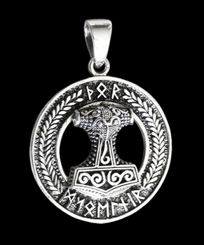 Halsband Tors hammare med den äldre runraden.