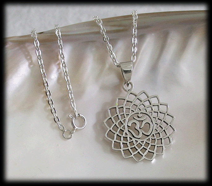 Ohm hänge med detaljrik lotusblomma i Äkta silver. - 2