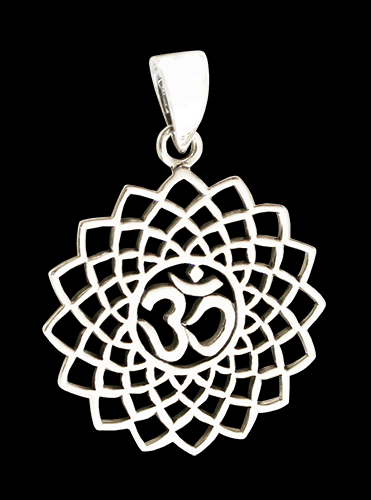 Ohm hänge med detaljrik lotusblomma i Äkta silver.