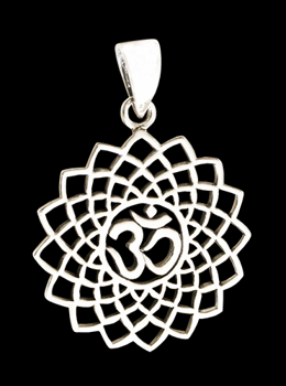 Ohm hänge med detaljrik lotusblomma i Äkta silver.